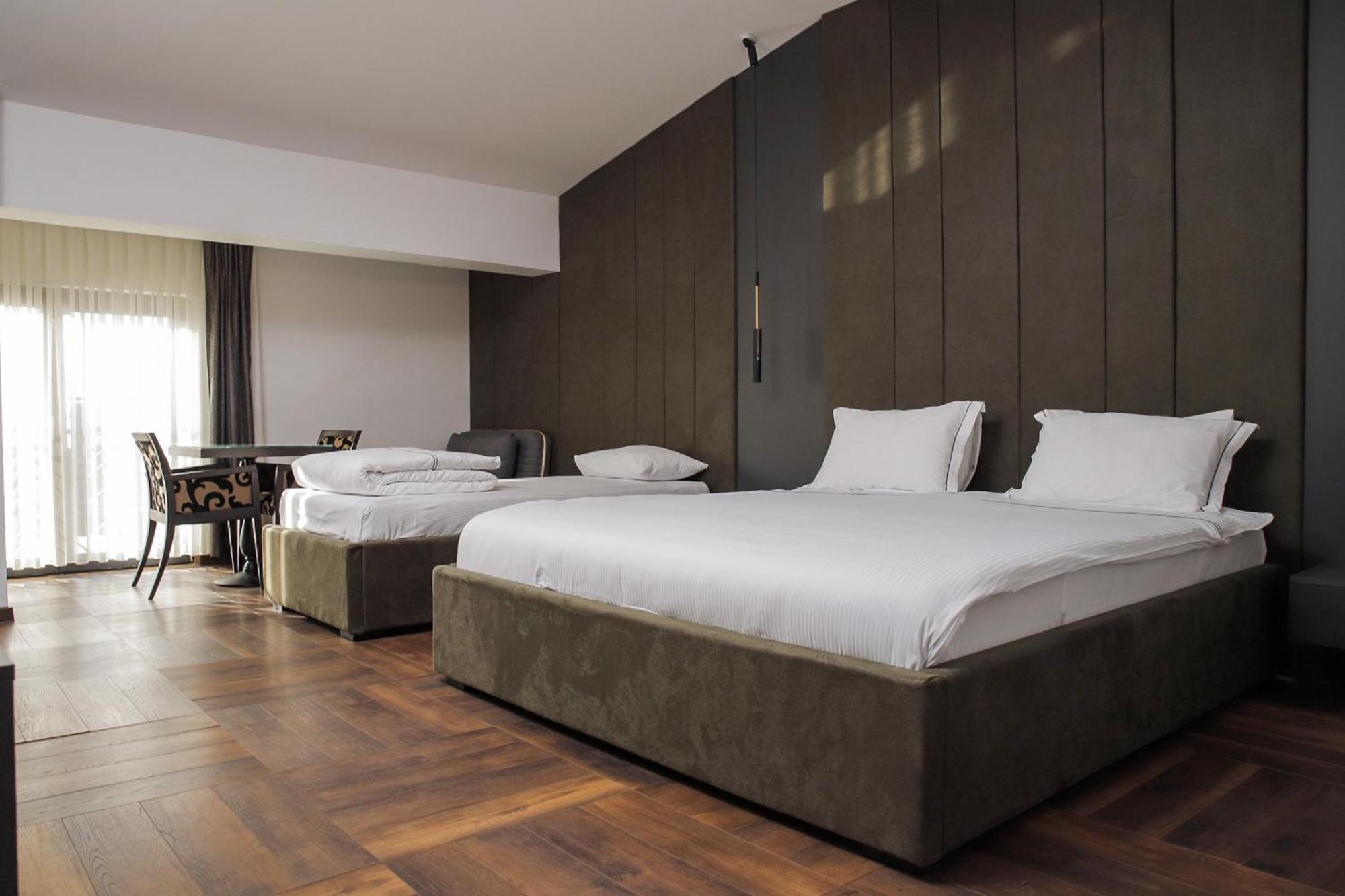 Triumf Hotel พริเซรน ภายนอก รูปภาพ